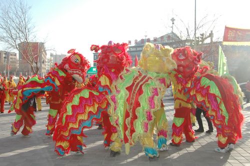 酒泉市2011年元宵節(jié)社火匯演期間，部分社火隊(duì)來公司拜年