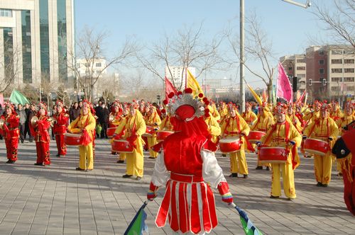 酒泉市2011年元宵節(jié)社火匯演期間，部分社火隊(duì)來公司拜年